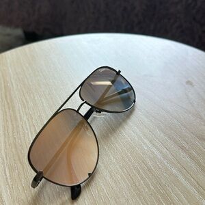 QUAY- High Key Mini- Black rim, light pink/beige mirror lens